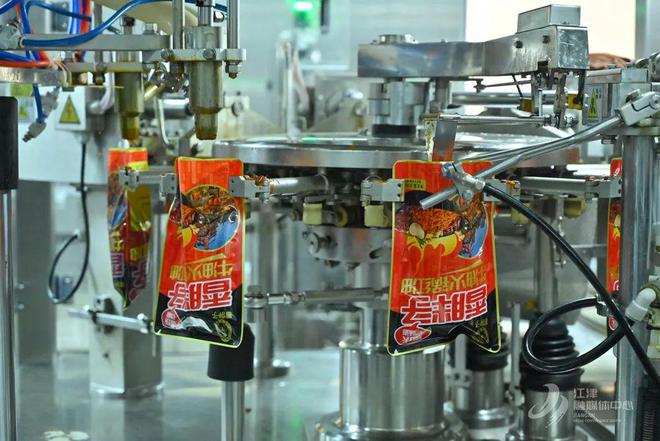 烹百味 匠心熬就“味滋香”麻将胡了免费试玩一勺底料(图3)
